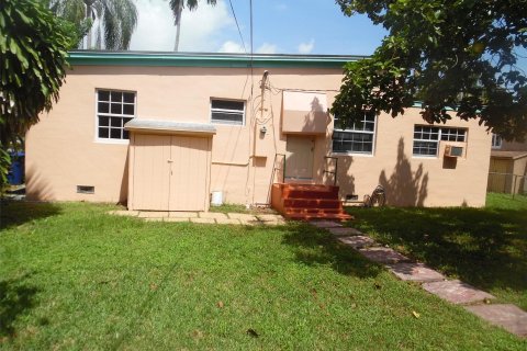 House in North Miami Beach, Florida 2 bedrooms, 134.71 sq.m. № 925285 - photo 3