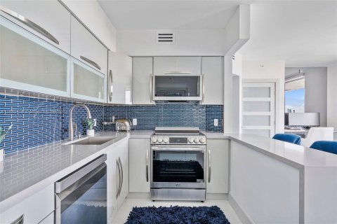 Condo in Miami Beach, Florida, 1 bedroom  № 818613 - photo 11