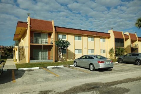 Condo in Lauderhill, Florida, 2 bedrooms  № 804293 - photo 1