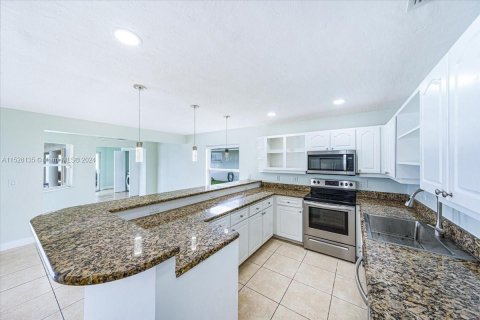 Casa en venta en Cape Coral, Florida, 4 dormitorios, 265.24 m2 № 993535 - foto 13
