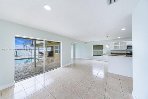 Villa ou maison à vendre à Cape Coral, Floride: 4 chambres, 265.24 m2 № 993535 - photo 12