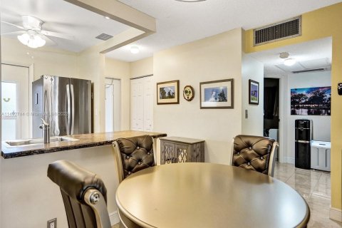 Copropriété à vendre à Lauderdale Lakes, Floride: 2 chambres, 87.7 m2 № 869724 - photo 10