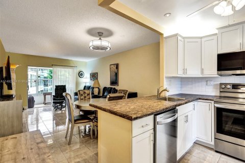 Condominio en venta en Lauderdale Lakes, Florida, 2 dormitorios, 87.7 m2 № 869724 - foto 2
