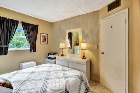Condo in Lauderdale Lakes, Florida, 2 bedrooms  № 869724 - photo 22