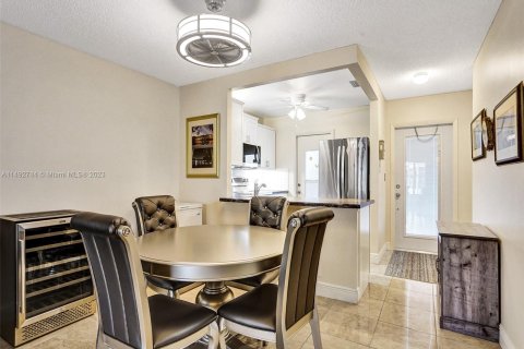 Condominio en venta en Lauderdale Lakes, Florida, 2 dormitorios, 87.7 m2 № 869724 - foto 3