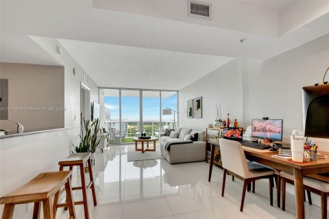 Condominio en venta en Miami, Florida, 1 dormitorio, 62.24 m2 № 1235567 - foto 2