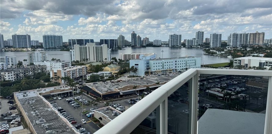 Studio à Condo à Sunny Isles Beach, Floride  № 1235666