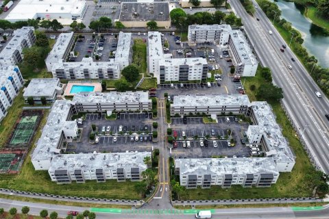 Condo in Miami, Florida, 1 bedroom  № 1186243 - photo 14