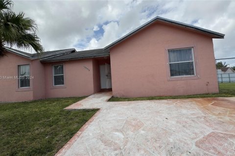 House in Miami, Florida 4 bedrooms, 145.3 sq.m. № 1161292 - photo 1