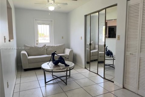 House in Miami, Florida 4 bedrooms, 145.3 sq.m. № 1161292 - photo 19