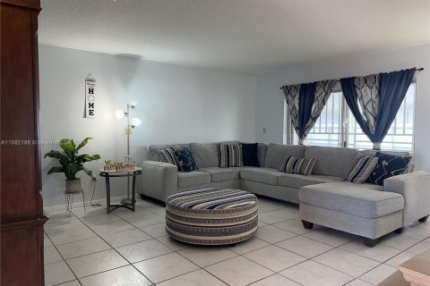 House in Miami, Florida 4 bedrooms, 145.3 sq.m. № 1161292 - photo 18