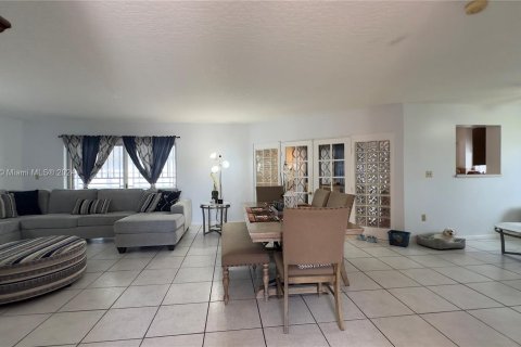 House in Miami, Florida 4 bedrooms, 145.3 sq.m. № 1161292 - photo 17