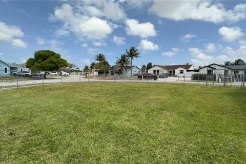 House in Miami, Florida 4 bedrooms, 145.3 sq.m. № 1161292 - photo 5