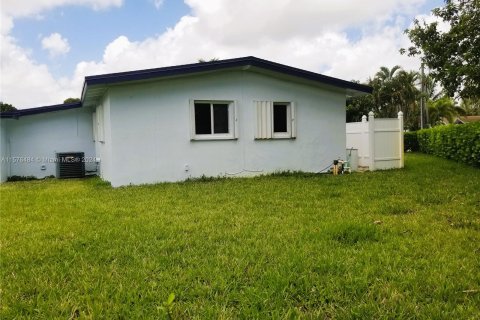 House in Fort Lauderdale, Florida 4 bedrooms, 152.73 sq.m. № 1145646 - photo 15