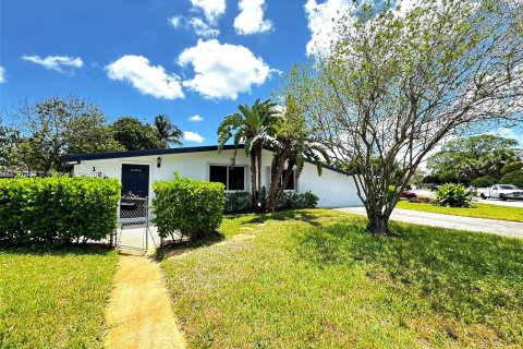 Casa en venta en Fort Lauderdale, Florida, 4 dormitorios, 152.73 m2 № 1145646 - foto 1