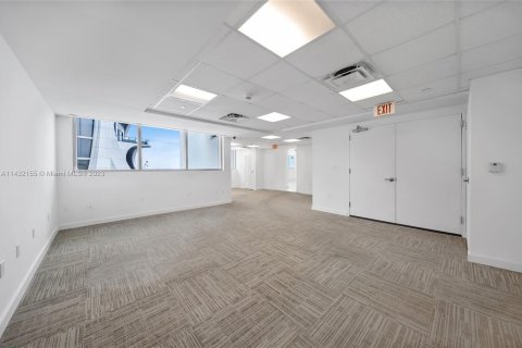 Commercial property in Miami, Florida № 654215 - photo 17