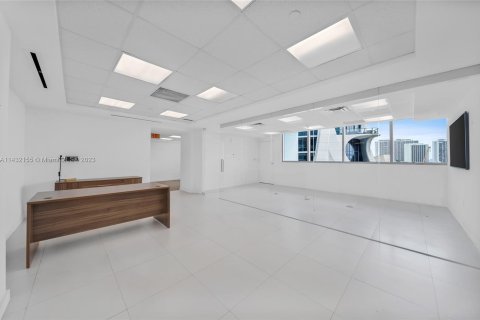 Commercial property in Miami, Florida № 654215 - photo 1