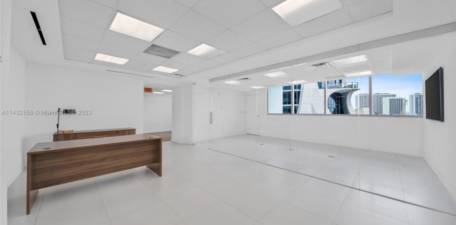 Commercial property in Miami, Florida № 654215