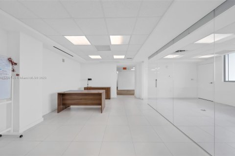 Commercial property in Miami, Florida № 654215 - photo 4