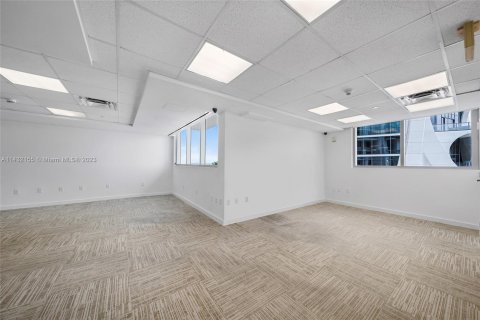 Commercial property in Miami, Florida № 654215 - photo 18