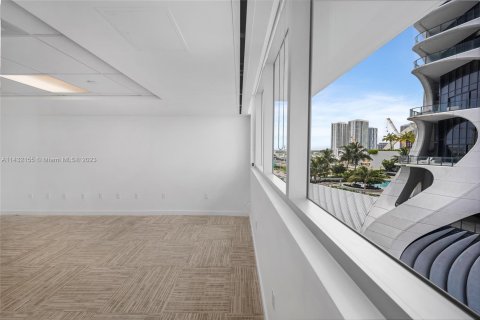 Commercial property in Miami, Florida № 654215 - photo 14