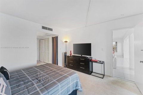 Condo in Miami, Florida, 2 bedrooms  № 1170693 - photo 13