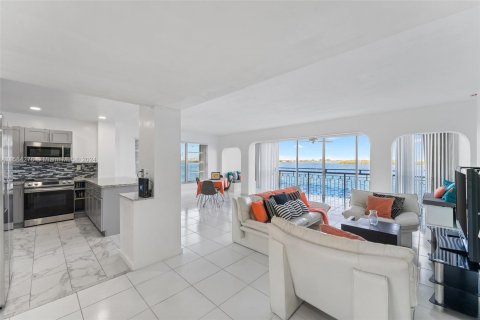 Condo in Miami, Florida, 2 bedrooms  № 1170693 - photo 3