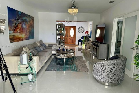 House in Miami Beach, Florida 3 bedrooms, 126.44 sq.m. № 1391667 - photo 21