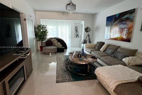 House in Miami Beach, Florida 3 bedrooms, 126.44 sq.m. № 1391667 - photo 16