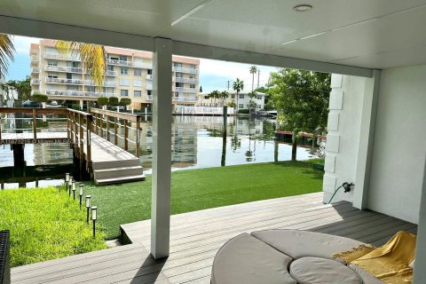 House in Miami Beach, Florida 3 bedrooms, 126.44 sq.m. № 1391667 - photo 25