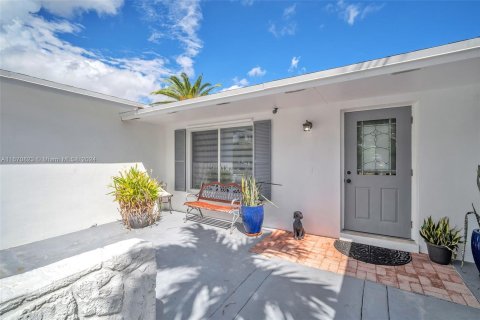 Casa en venta en Miami, Florida, 4 dormitorios, 223.24 m2 № 1391619 - foto 12