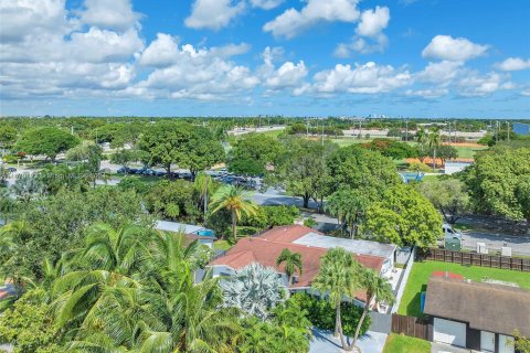 Villa ou maison à vendre à Miami, Floride: 4 chambres, 223.24 m2 № 1391619 - photo 3