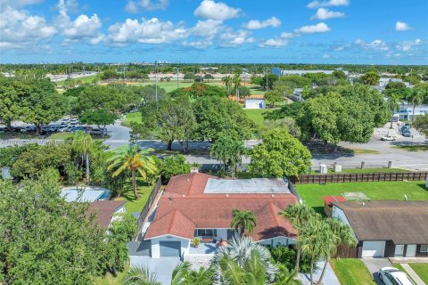 Villa ou maison à vendre à Miami, Floride: 4 chambres, 223.24 m2 № 1391619 - photo 2