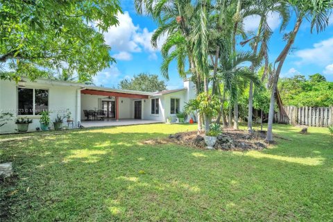 House in Miami, Florida 4 bedrooms, 223.24 sq.m. № 1391619 - photo 14