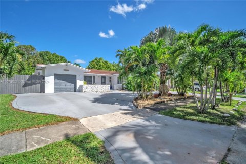 Villa ou maison à vendre à Miami, Floride: 4 chambres, 223.24 m2 № 1391619 - photo 8