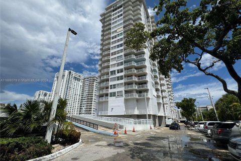 Condo in Aventura, Florida, 1 bedroom  № 1380269 - photo 1