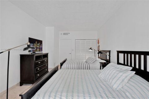 Condo in Sunny Isles Beach, Florida, 2 bedrooms  № 1118453 - photo 18