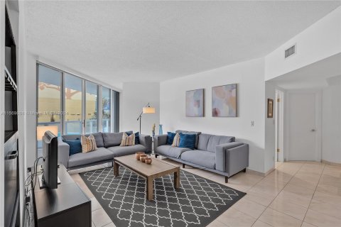 Condo in Sunny Isles Beach, Florida, 2 bedrooms  № 1118453 - photo 9