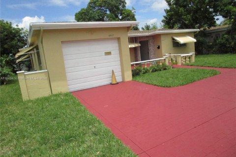 House in Lauderdale Lakes, Florida 3 bedrooms, 171.22 sq.m. № 1325436 - photo 2