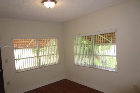 House in Lauderdale Lakes, Florida 3 bedrooms, 171.22 sq.m. № 1325436 - photo 10