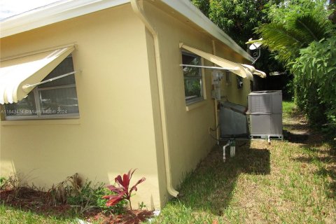 House in Lauderdale Lakes, Florida 3 bedrooms, 171.22 sq.m. № 1325436 - photo 21