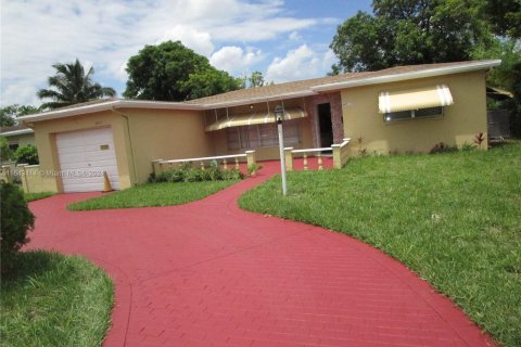 House in Lauderdale Lakes, Florida 3 bedrooms, 171.22 sq.m. № 1325436 - photo 1