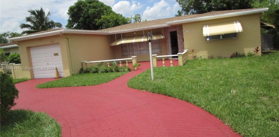 House in Lauderdale Lakes, Florida 3 bedrooms, 171.22 sq.m. № 1325436