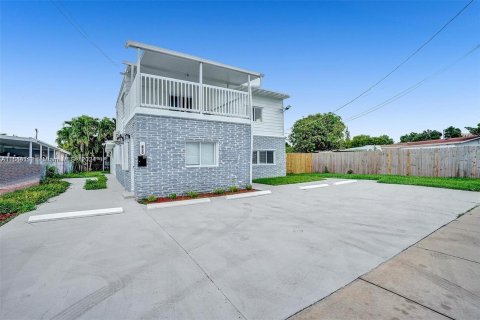 Immobilier commercial à vendre à Miami, Floride: 277.22 m2 № 1325861 - photo 4