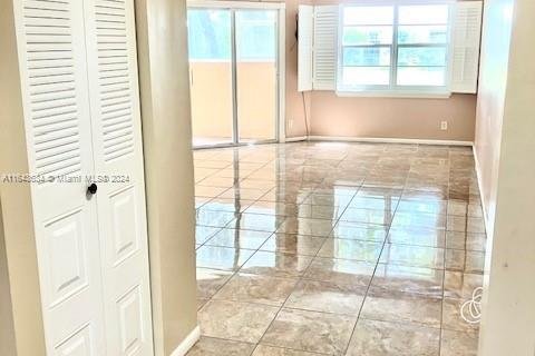 Condo in Pembroke Pines, Florida, 1 bedroom  № 1327472 - photo 12