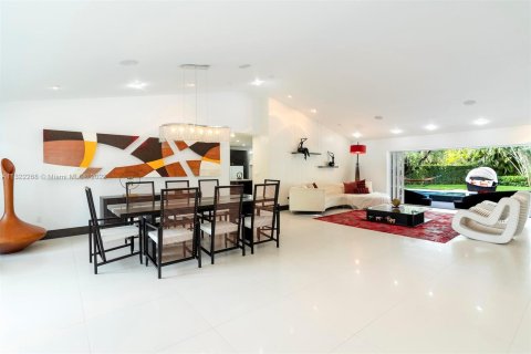 House in Doral, Florida 3 bedrooms, 337.79 sq.m. № 200918 - photo 26