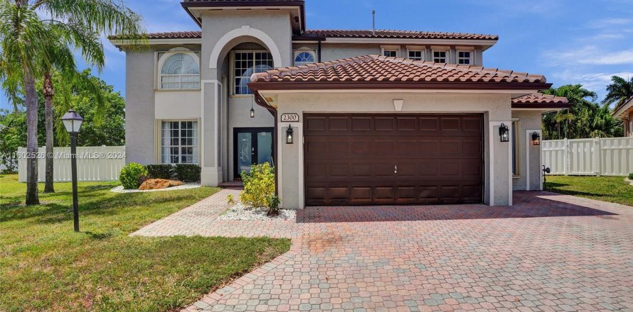 House in Pembroke Pines, Florida 5 bedrooms, 297.75 sq.m. № 1221767