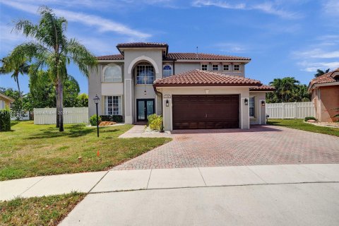 House in Pembroke Pines, Florida 5 bedrooms, 297.75 sq.m. № 1221767 - photo 2