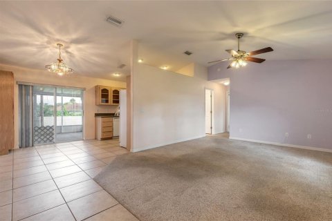 House in Edgewater, Florida 3 bedrooms, 119.84 sq.m. № 1260611 - photo 6