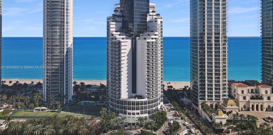 Studio in the Condo in Sunny Isles Beach, Florida  № 1327896